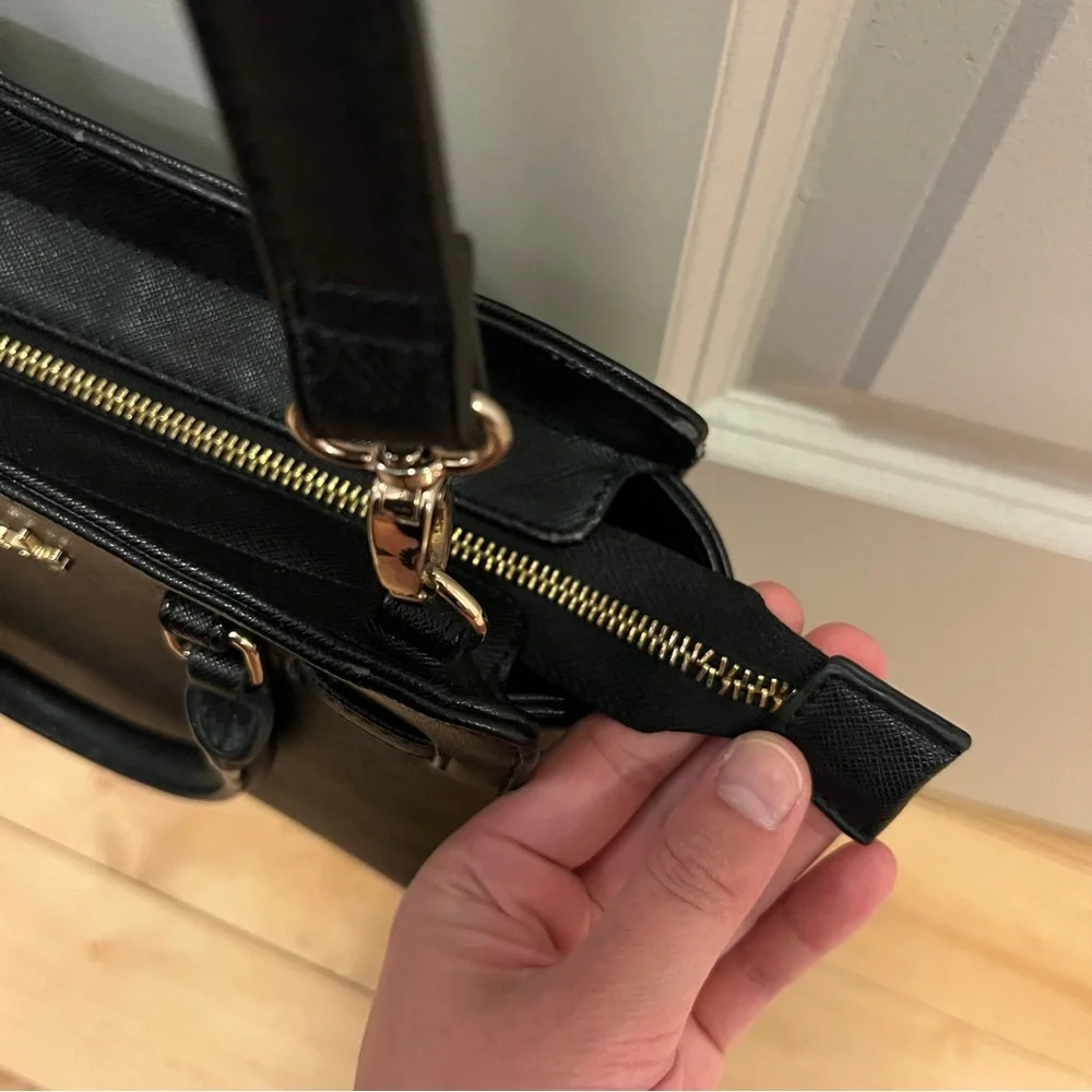 Harrods Leather Crossbody Bag in‎ Black